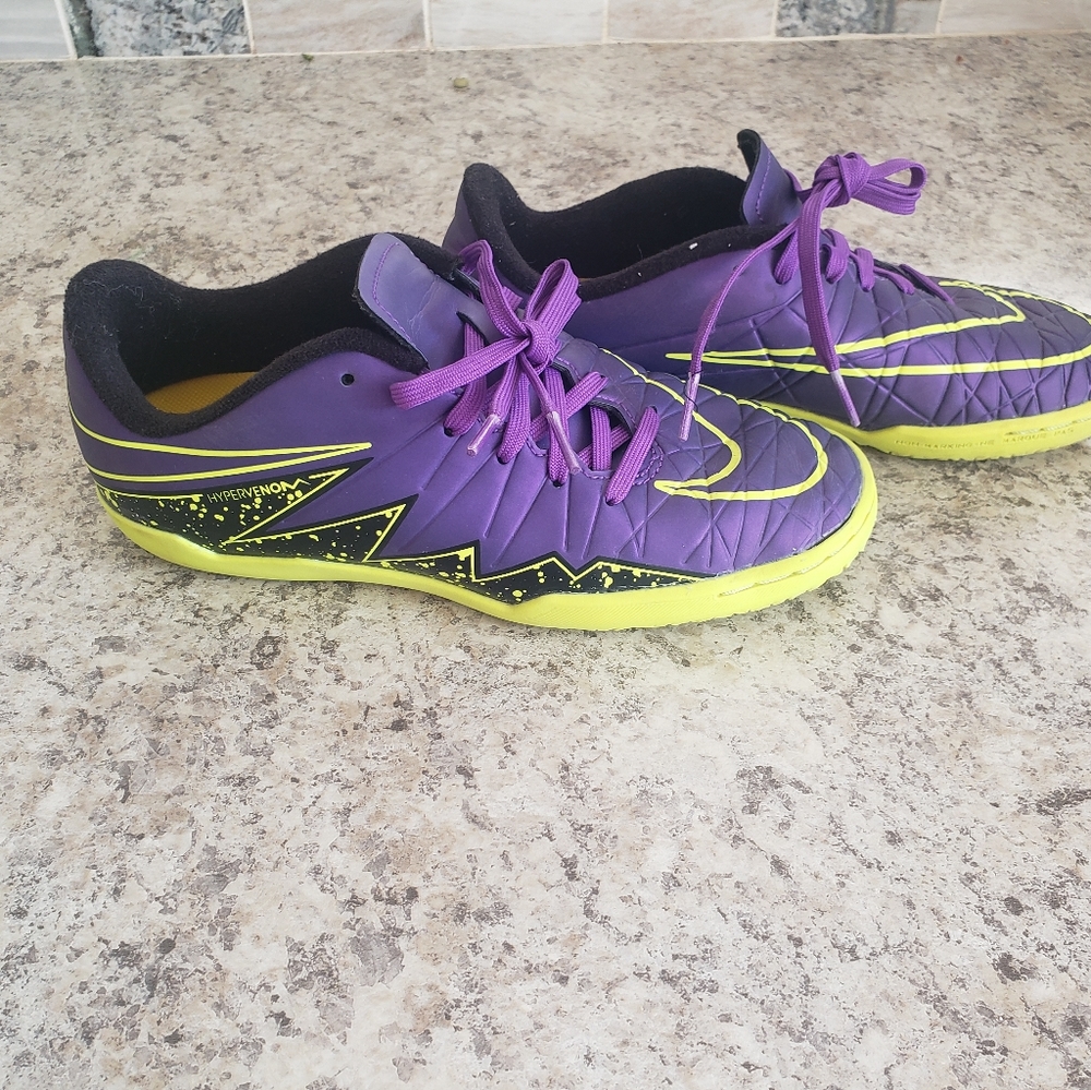 Nike non marking purple sneakers 3.5 Y - Picture 5 of 10